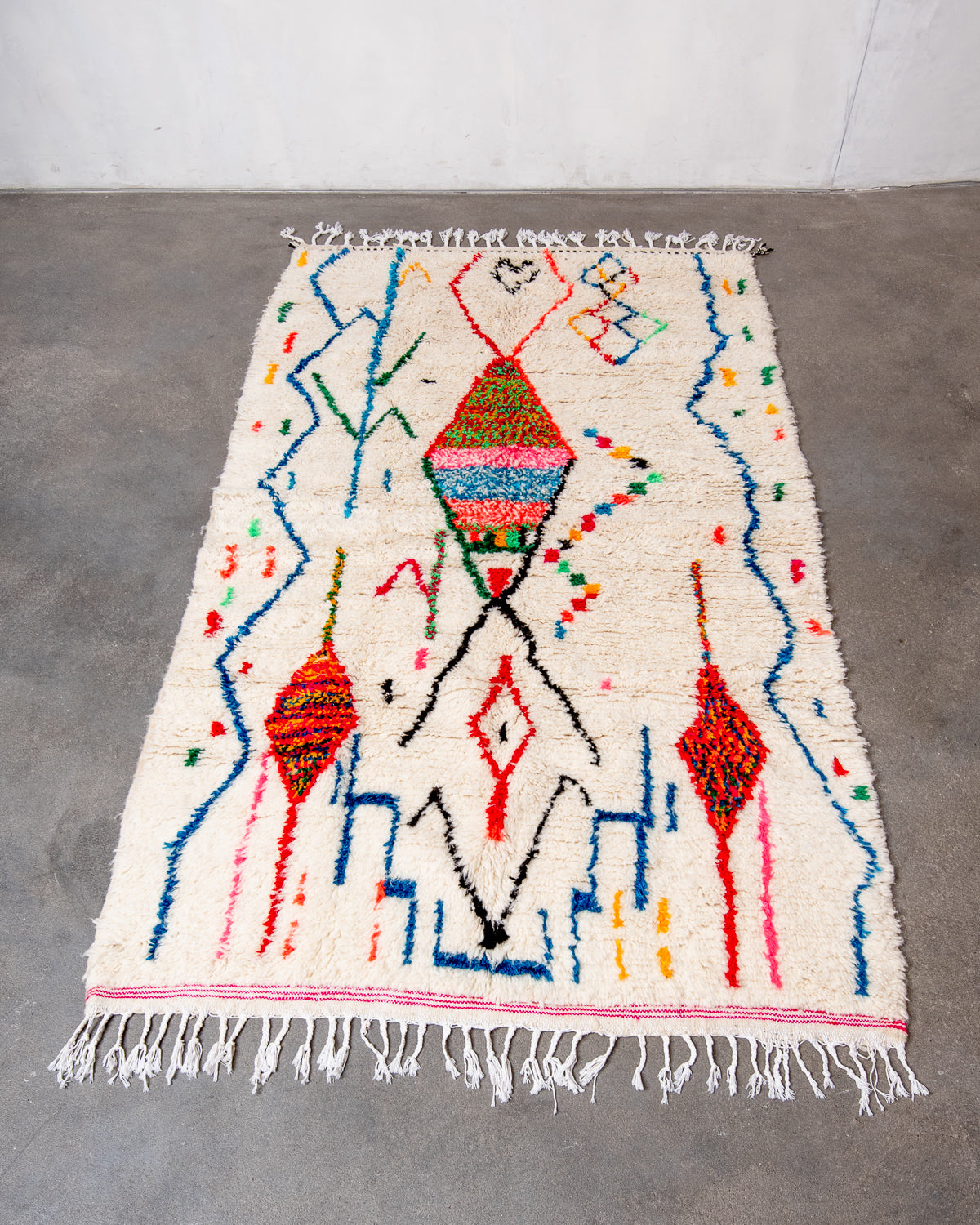 Modern designer handcrafted Berber rug from Morocco. Azilal rug with beautiful colors and patterns. Made of sheep’s wool and colourful cotton.